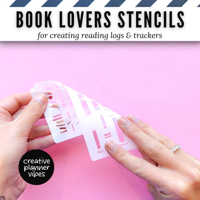 K&ouml;nnte beinhalten: Eine flexible, durchscheinende wei&szlig;e Kunststoff-Schablone mit verschiedenen ausgeschnittenen Formen, darunter B&uuml;cher und Symbole rund ums Lesen. Der Text BOOK LOVERS STENCILS for creating reading logs & trackers ist oben auf dem Bild zu sehen.