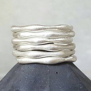 Organisches Silberband-Ehering-Silberring-schlichtes Silberband-Unisex Silberring-welliges Silberband- Lot von Ringen-Silberbändern