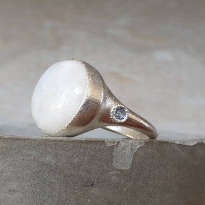 moonstone cabochon ring-big moonstone cabochon ring-blue sapphire ring-silver cabochon ring-white moonstone ring-cocktail ring
