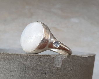 moonstone cabochon ring-big moonstone cabochon ring-blue sapphire ring-silver cabochon ring-white moonstone ring-cocktail ring
