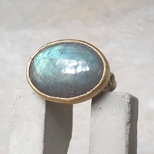labradorite ring- 18k gold labradorite ring- statement ring- cocktail ring- emerald ring- big ring- cabochon ring- gold cabochon ring