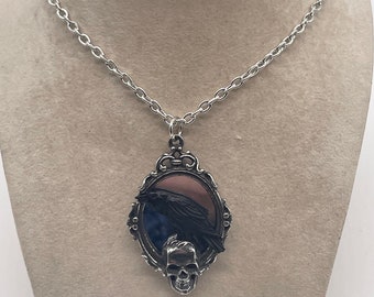 Naszyjnik z wisiorkiem „Odbicia Poe” | Cyna angielska | Wisiorek lustrzany z czaszką kruka, gotycka biżuteria wiktoriańska