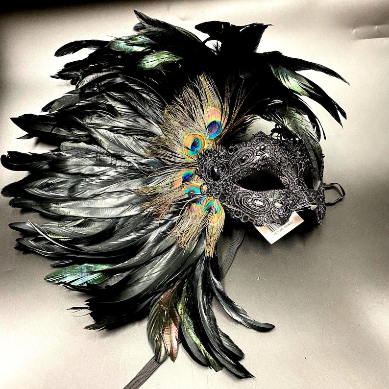 Fjäderprydd asymmetrisk spetsmask för festbal, quincenera, svart (inte grå), lila, röd, blå. bild 1