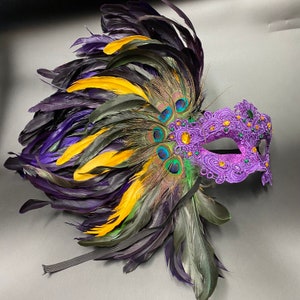 Fjäderprydd asymmetrisk spetsmask för festbal, quincenera, svart (inte grå), lila, röd, blå. Mardi Gras