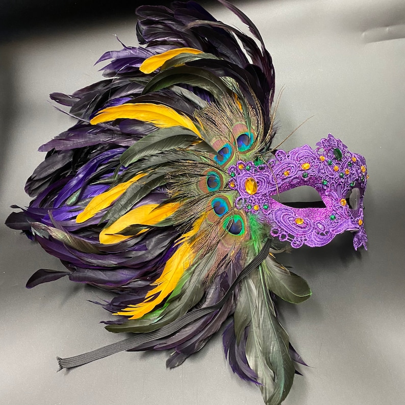 Fjäderprydd asymmetrisk spetsmask för festbal, quincenera, svart (inte grå), lila, röd, blå. Mardi Gras