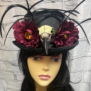 Hoge hoed met kraaienschedel | Rode of blauwe bloemen | Vampier Voodoo Victoriaans Gotisch Halloween Heksen Steampunk Sprookjesfantasie