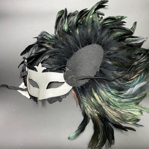 Fjäderprydd asymmetrisk spetsmask för festbal, quincenera, svart (inte grå), lila, röd, blå. bild 6