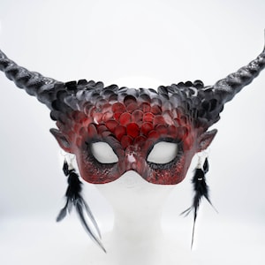 Skalierte Voodoo Maske mit Hörnern & gefiederten Ohrringen | Braun oder Rot | Wendigo Schamane Hexe Doktor Halloween Teufel Dämon