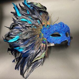 Fjäderprydd asymmetrisk spetsmask för festbal, quincenera, svart (inte grå), lila, röd, blå. Blå
