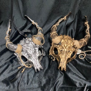Gefiederte Ahnen-Demon gehörnte Schädel-Maske | Silber oder Gold | Wendigo Schamane Hexendoktor Halloween