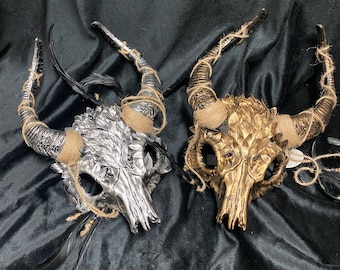 羽根付き先祖の悪魔の角付き頭蓋骨マスク | シルバーまたはゴールド