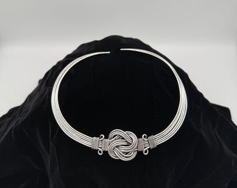 Naszyjnik z węzłem celtyckim | Naszyjnik z drutu w kolorze srebrnym | Irlandzki kostium cosplay Faire z renesansu, czarownica, wróżka, średniowieczny Halloween