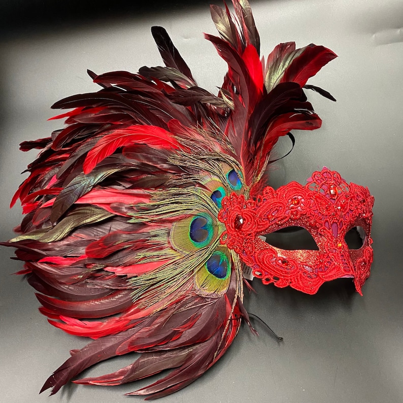 Fjäderprydd asymmetrisk spetsmask för festbal, quincenera, svart (inte grå), lila, röd, blå. Röd