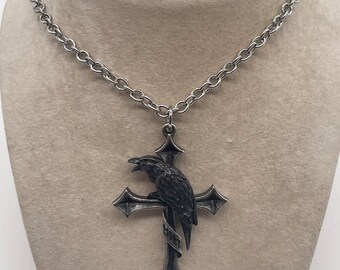 Crux Corvis | Naszyjnik z krzyżem kruka | Cyna angielska | Biżuteria w stylu wiktoriańskim i gotyckim Edgara Allena Poe'a