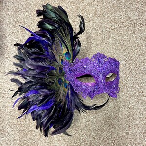 Fjäderprydd asymmetrisk spetsmask för festbal, quincenera, svart (inte grå), lila, röd, blå. Lila
