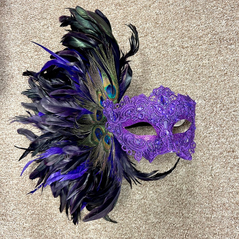 Fjäderprydd asymmetrisk spetsmask för festbal, quincenera, svart (inte grå), lila, röd, blå. Lila