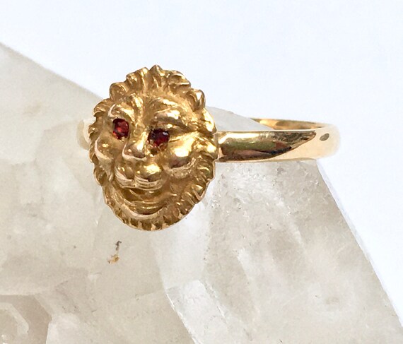 vintage 10k gold lion ring  with red eyes, size 4… - image 2