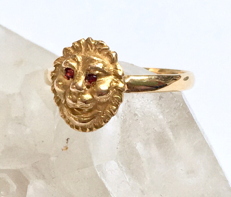 vintage 10k gold lion ring with red eyes, size 4.75 image 2