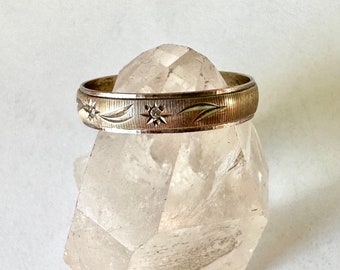 vintage 10k gold and white sapphire starburst band, size 7.5-7.75