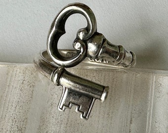 vintage sterling Avon key wrap ring, size 7.5, adjustable