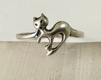 pretty little kitty. ring in sterling, size 6.5