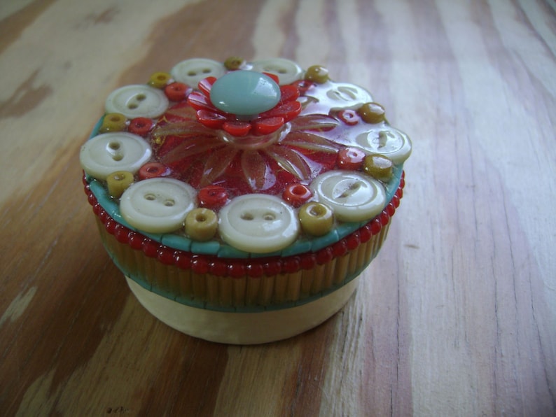 flower mandala round assemblage button box