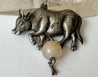 【abc18】手彫帽頂　天然石　極細工　在銘　置物　中国美術品 Old Chinese Silver Ox Pendant or Ornament With Stone Bead - Etsy