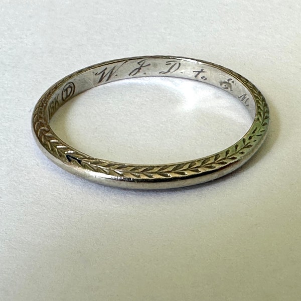 very vintage 18k white gold  band with leaf patterned edges and inscription, size 5