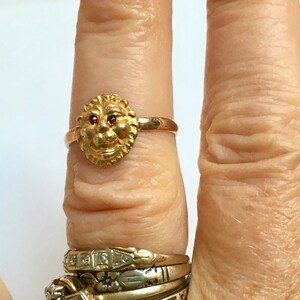 vintage 10k gold lion ring with red eyes, size 4.75 image 10