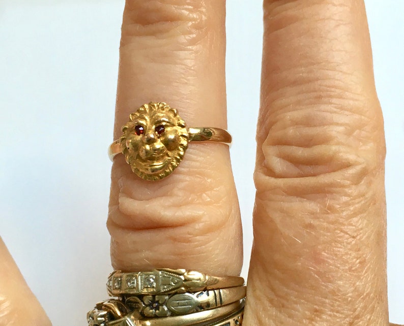 vintage 10k gold lion ring with red eyes, size 4.75 image 10