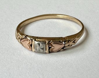 vintage three gold heart band, size 5.25