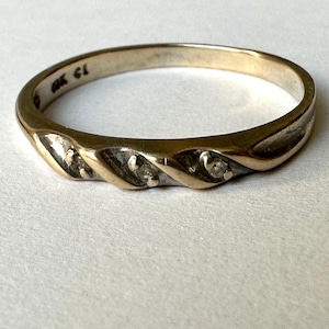 vintage 10k gold diamond trilogy twist band, size 6.5