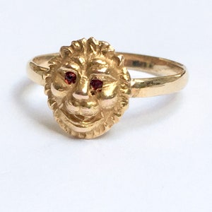 vintage 10k gold lion ring with red eyes, size 4.75 image 1