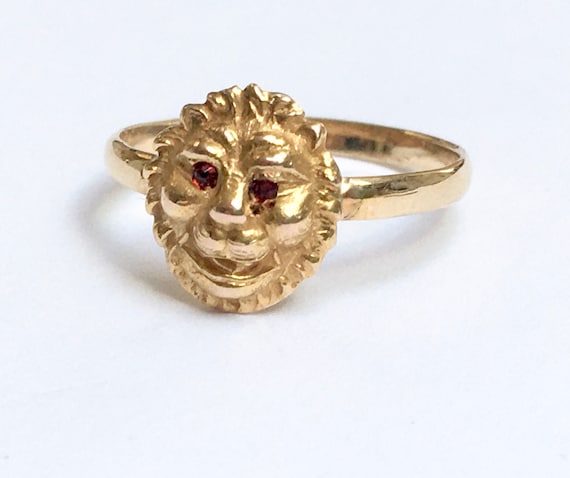 vintage 10k gold lion ring  with red eyes, size 4… - image 1