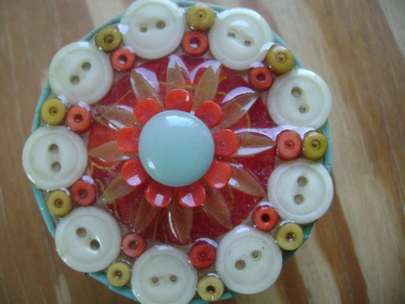 flower mandala round assemblage button box