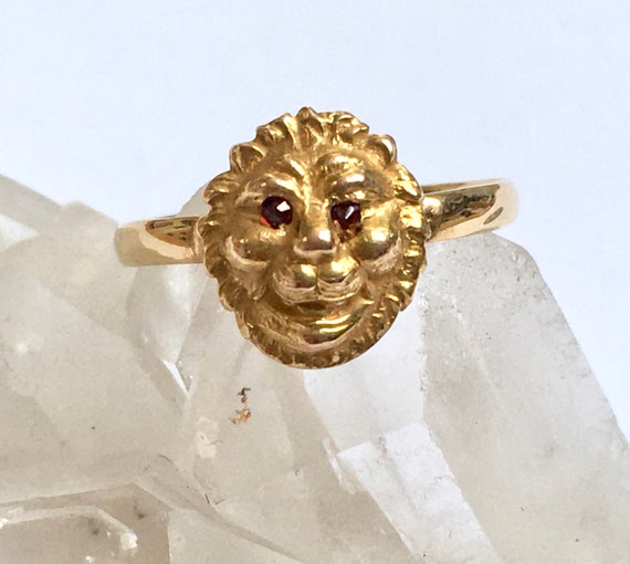 vintage 10k gold lion ring  with red eyes, size 4… - image 3