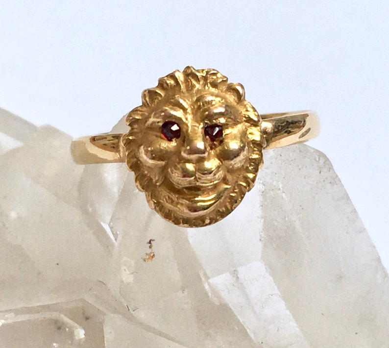 vintage 10k gold lion ring with red eyes, size 4.75 image 3