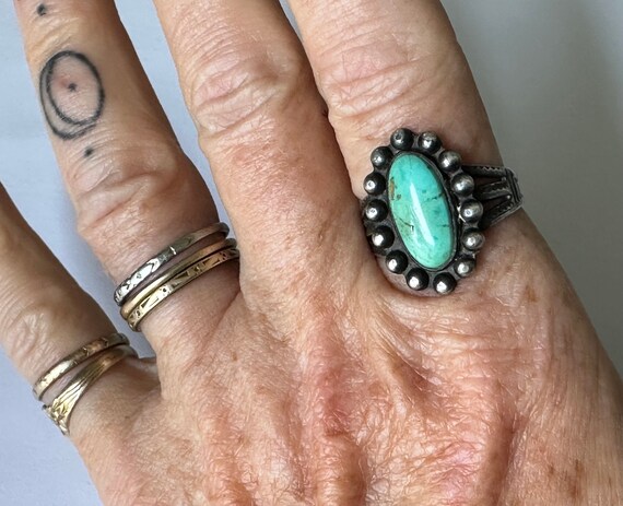 very vintage sterling and turquoise ring with arr… - image 5