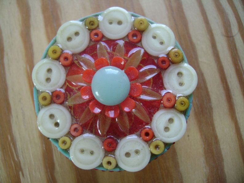 flower mandala round assemblage button box