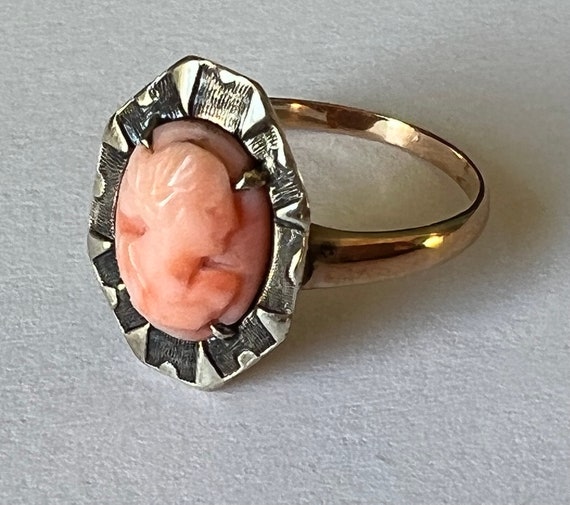 10K gold Ring with coral, size 8 (LIND) 10K gold Ring with coral, size 8 (LIND)