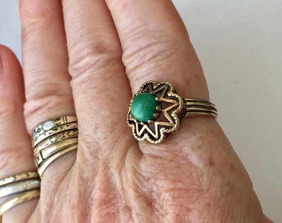 10k gold ring with green stone deals