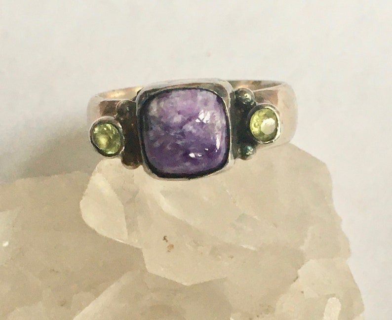 size 6.75 vintage sterling charoite and peridot ring
