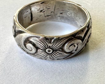very vintage wide patterned sterling band, size 4.25