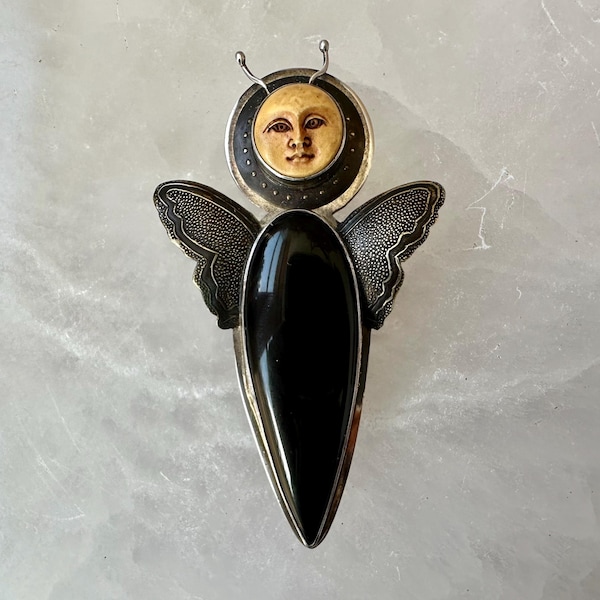 Pendentif vintage Tabra en métaux mixtes représentant une déesse insecte