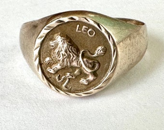 vintage 10k gold Leo the lion signet pinky ring, size 4.25