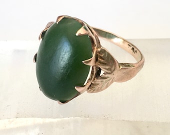 very vintage 9kt gold jade ring, size 4-ish