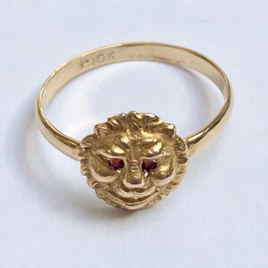 vintage 10k gold lion ring with red eyes, size 4.75 image 7