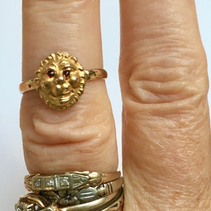vintage 10k gold lion ring with red eyes, size 4.75 image 8