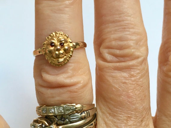 vintage 10k gold lion ring  with red eyes, size 4… - image 8