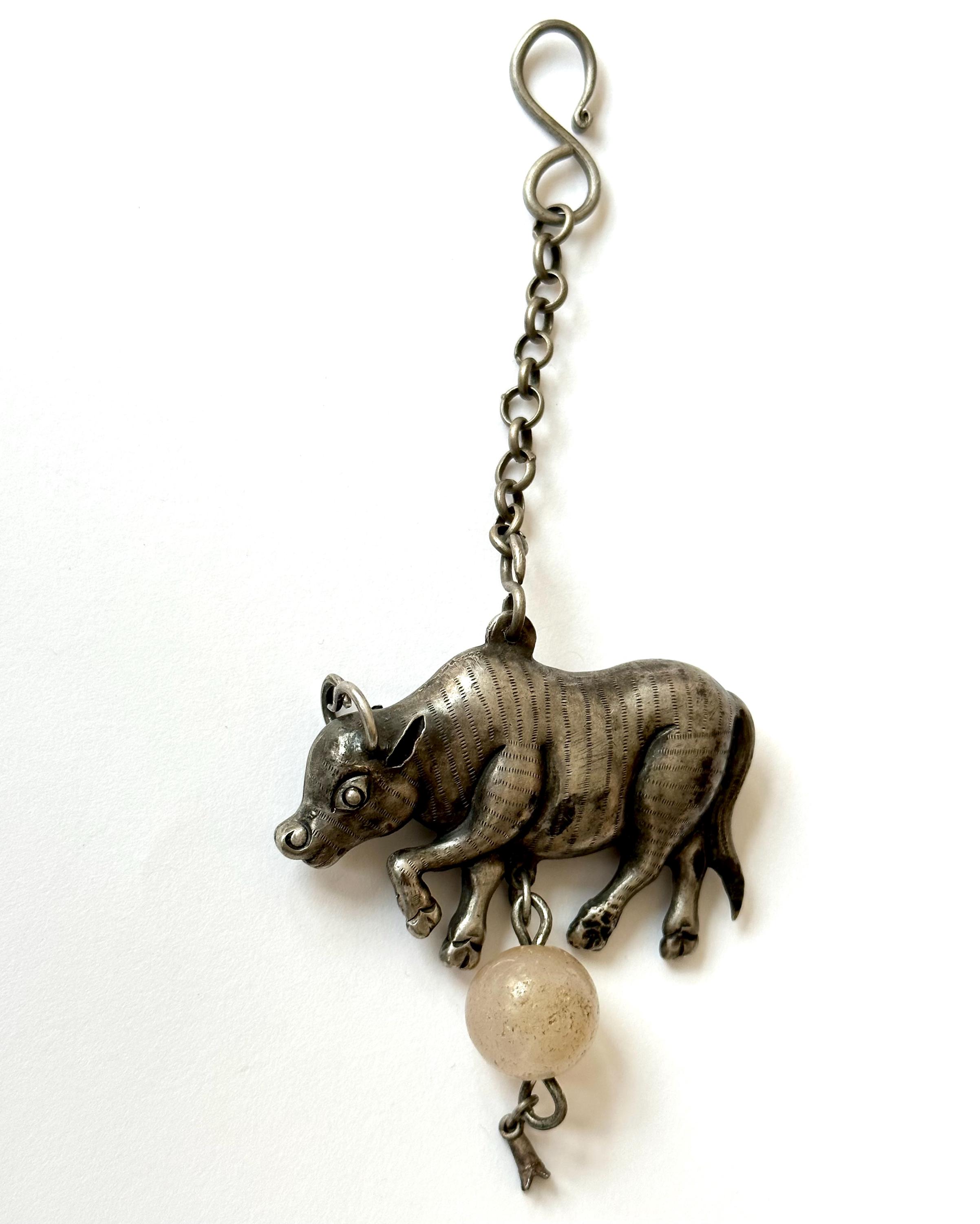 【abc18】手彫帽頂　天然石　極細工　在銘　置物　中国美術品 Old Chinese Silver Ox Pendant or Ornament With Stone Bead - Etsy